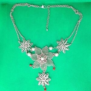 Vintage silver tone charming flower necklace.